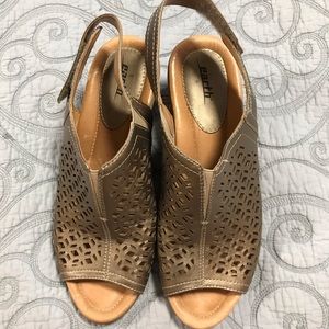 Earth gold leather wedges